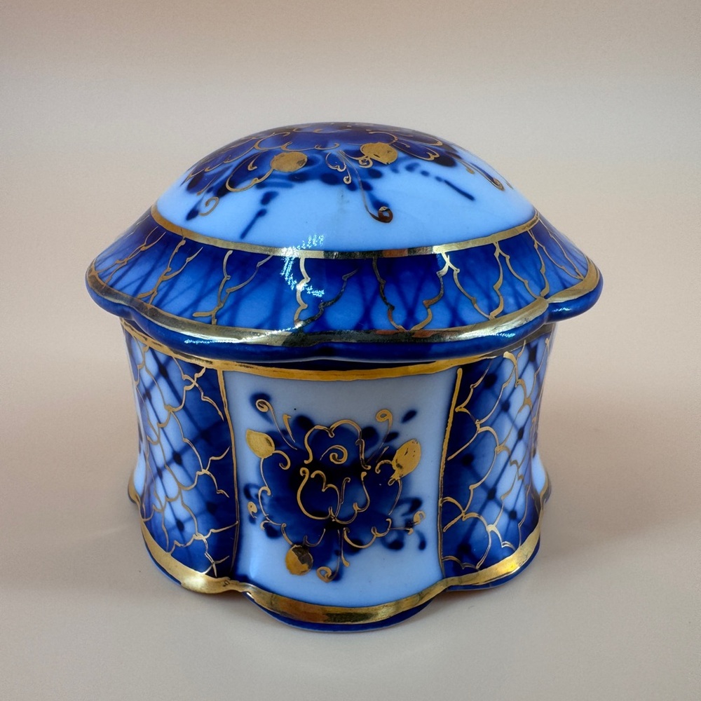 Trinket Box Porcelain Gzhel Hand Painted White Blue Gold NWOT - Picture 2 of 15